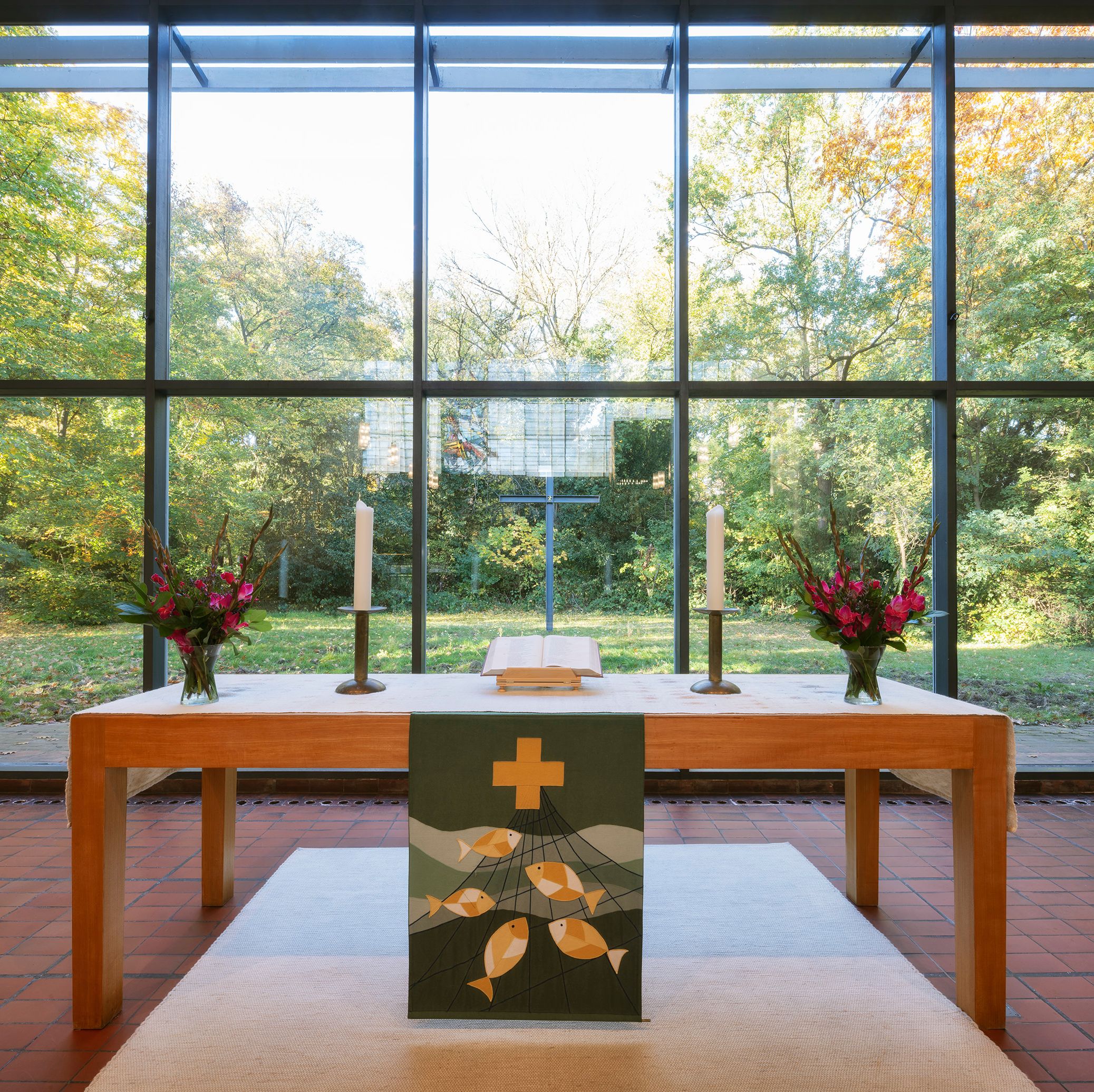 Altar in der Kirche Zur Heimat mit Kreuz im Hintergrund